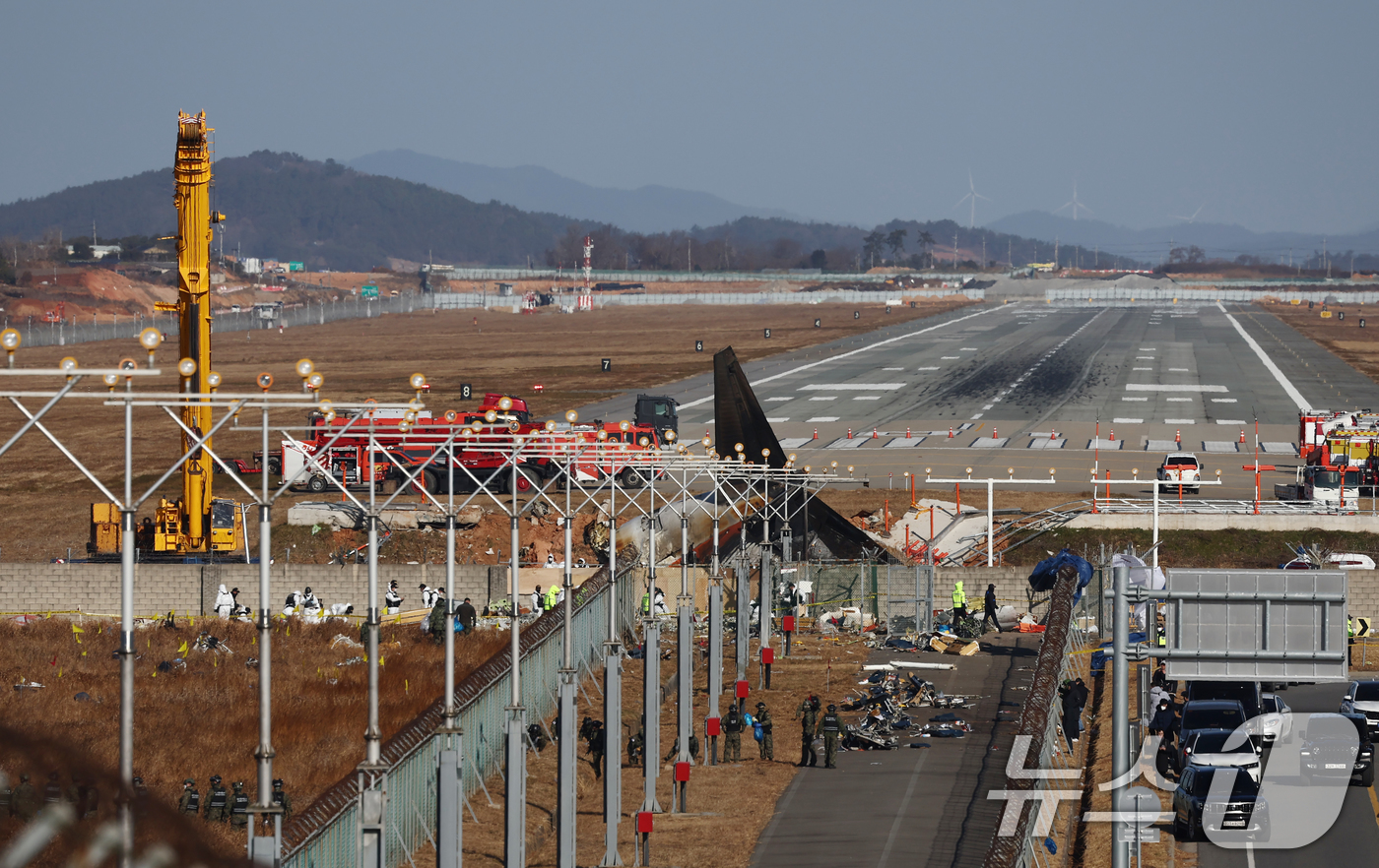 (무안=뉴스1) 김민지 기자 = 31일 오전 전남 무안국제공항 제주항공 여객기 참사 현장에 사고 여객기와 충돌로 부서진 방위각 시설(로컬라이저), 대형크레인 등이 보이고 있다. 2 …