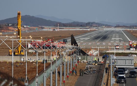 슬픔 가득한 무안공항…자원봉사·선결제로 작지만 따뜻한 위로