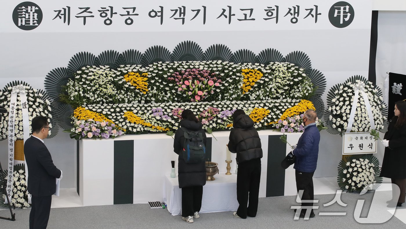 31일 오후 대구 달서구 두류공원 안병근올림픽기념유도관에 마련된 &#39;제주항공 여객기 사고 희생자 합동분향소&#39;를 찾은 시민들이 희생자를 애도하는 헌화와 묵념을 하고 있다. 2024.12.31/뉴스1 ⓒ News1 공정식 기자