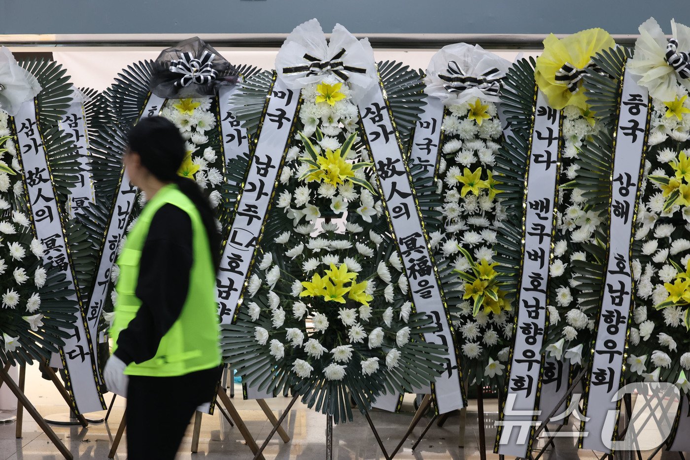 본문 이미지 - 제주항공 여객기 참사 발생 사흘째인 31일 전남 무안군 무안국제공항 내부에 합동 분향소를 설치 중인 가운데 추모 화환들이 쌓여 있다. (공동취재) 2024.12.31/뉴스1 ⓒ News1 김성진 기자