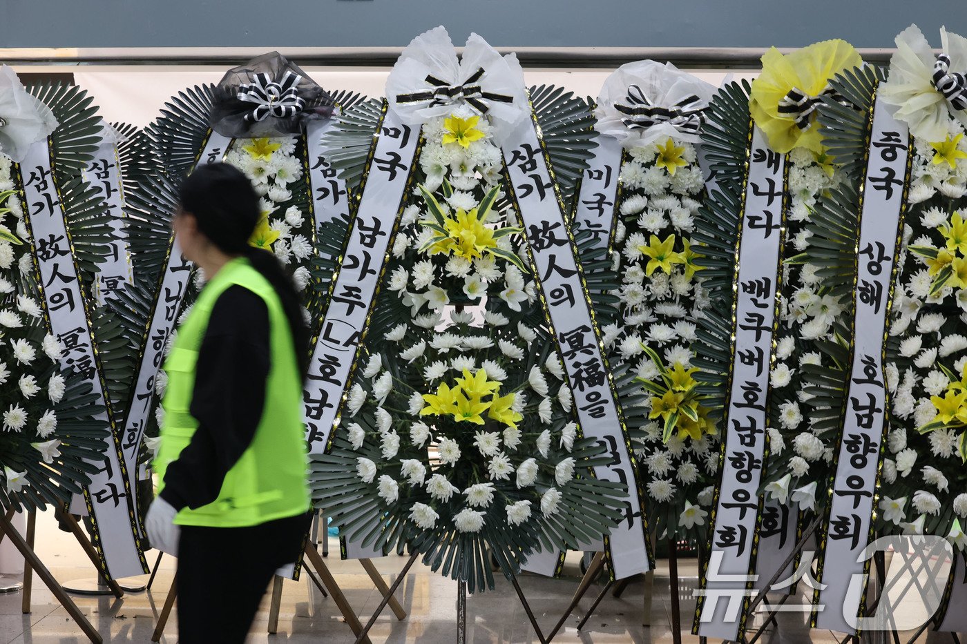 제주항공 여객기 참사 발생 사흘째인 31일 전남 무안군 무안국제공항 내부에 합동 분향소를 설치 중인 가운데 추모 화환들이 쌓여 있다. &#40;공동취재&#41; 2024.12.31/뉴스1 ⓒ News1 김성진 기자