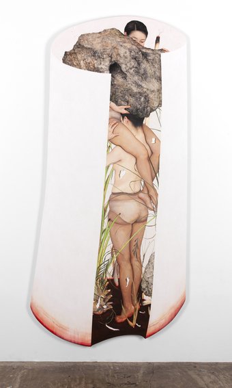 본문 이미지 - 이진주 LEE Jinju, 0막 Act 0, 2024, 광목에 채색 Powdered pigment, animal skin glue and water on unbleached cotton, 237.5x112x4.7(d)cm. 아라리오갤러리 제공.