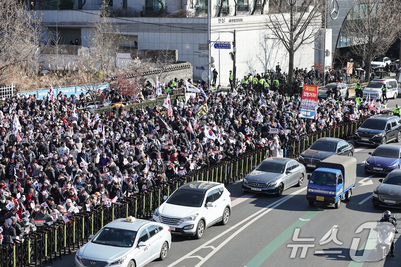 헌정사상 처음으로 현직 대통령에 대한 체포영장이 발부된 31일 오후 서울 용산구 한남동 대통령 관저 인근에서 윤석열 대통령 지지자들이 윤 대통령에 대한 법원의 체포영장 발부 규탄 집회를 하고 있다. 2024.12.31/뉴스1 ⓒ News1 민경석 기자