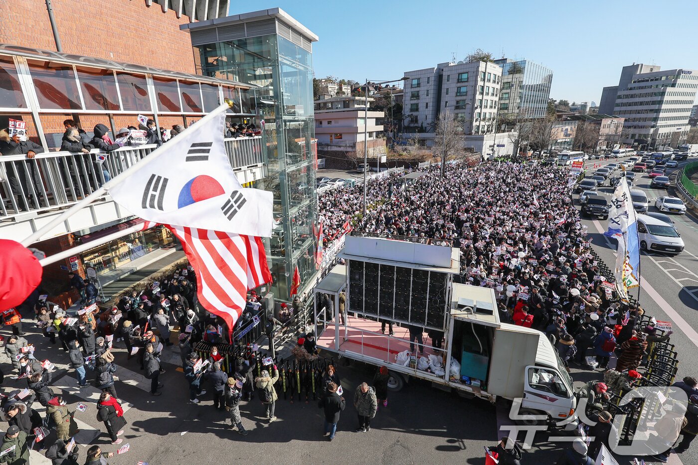본문 이미지 - 헌정사상 처음으로 현직 대통령에 대한 체포영장이 발부된 31일 오후 서울 용산구 한남동 대통령 관저 인근에서 윤석열 대통령 지지자들이 윤 대통령에 대한 법원의 체포영장 발부 규탄 집회를 하고 있다. 2024.12.31/뉴스1 ⓒ News1 민경석 기자