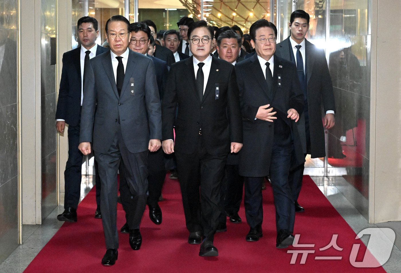 본문 이미지 - 우원식 국회의장과 권영세 국민의힘 비상대책위원장, 이재명 더불어민주당 대표가 31일 오후 서울 여의도 국회 의장실에서 회동하기 위해 이동하고 있다. 2024.12.31/뉴스1 ⓒ News1 국회사진취재단