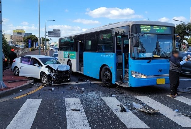 제주 시내버스·승용차 충돌 사고…3명 병원 이송