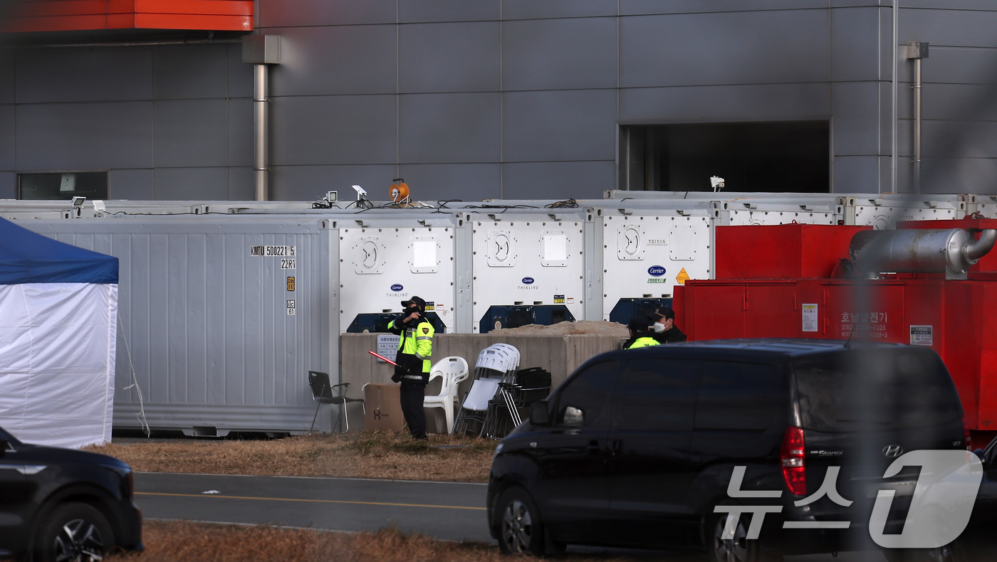 (무안=뉴스1) 김성진 기자 = 31일 오후 전남 무안국제공항에 설치된 제주항공 여객기 사고 희생자 임시 영안안치소 앞에 냉동 컨테이너가 놓여 있다. 2024.12.31/뉴스1