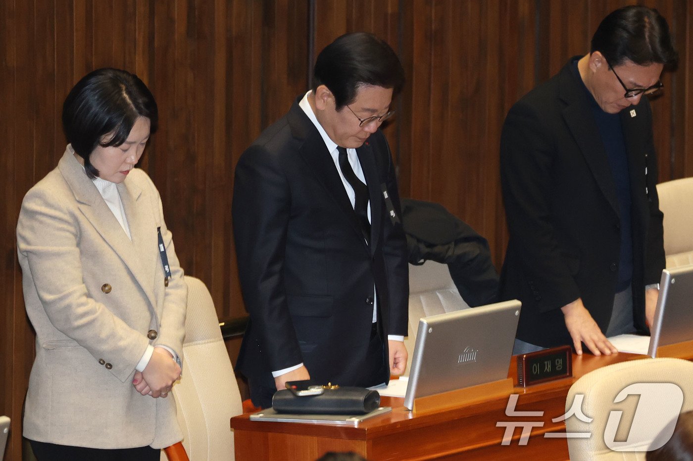 이재명 더불어민주당 대표가 31일 오후 서울 여의도 국회에서 열린 본회의에서 무안 제주항공 여객기 사고 희생자들을 애도하며 묵념하고 있다. 2024.12.31/뉴스1 ⓒ News1 이광호 기자