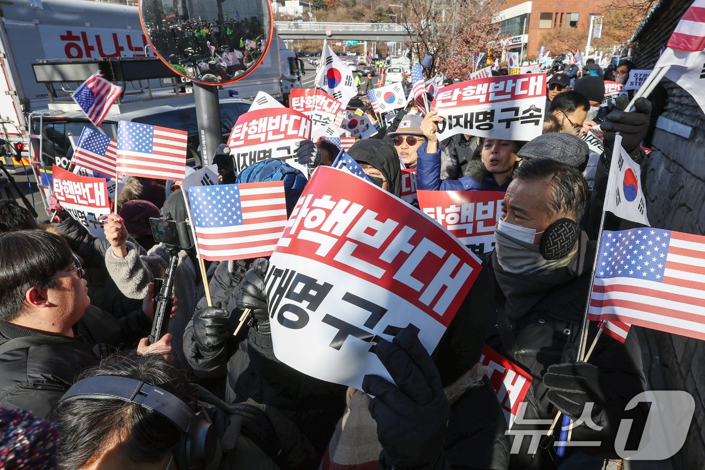 헌정사상 처음으로 현직 대통령에 대한 체포영장이 발부된 31일 오후 서울 용산구 한남동 대통령 관저 인근에서 보수단체 관계자들이 윤 대통령에 대한 법원의 체포영장 발부 규탄 집회를 하고 있다. 2024.12.31/뉴스1 ⓒ News1 민경석 기자