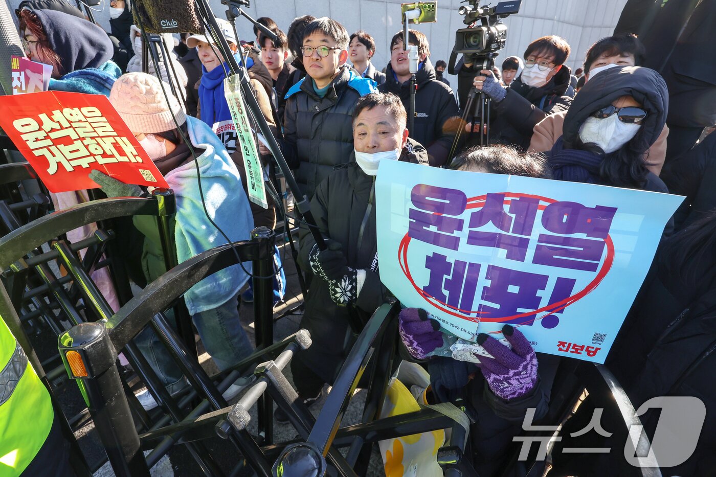 본문 이미지 - 헌정사상 처음으로 현직 대통령에 대한 체포영장이 발부된 31일 오후 서울 용산구 한남동 대통령 관저 인근에서 진보단체 관계자들이 윤석열 대통령에 대한 법원의 체포영장 발부 환영 집회를 하고 있다. 2024.12.31/뉴스1 ⓒ News1 민경석 기자