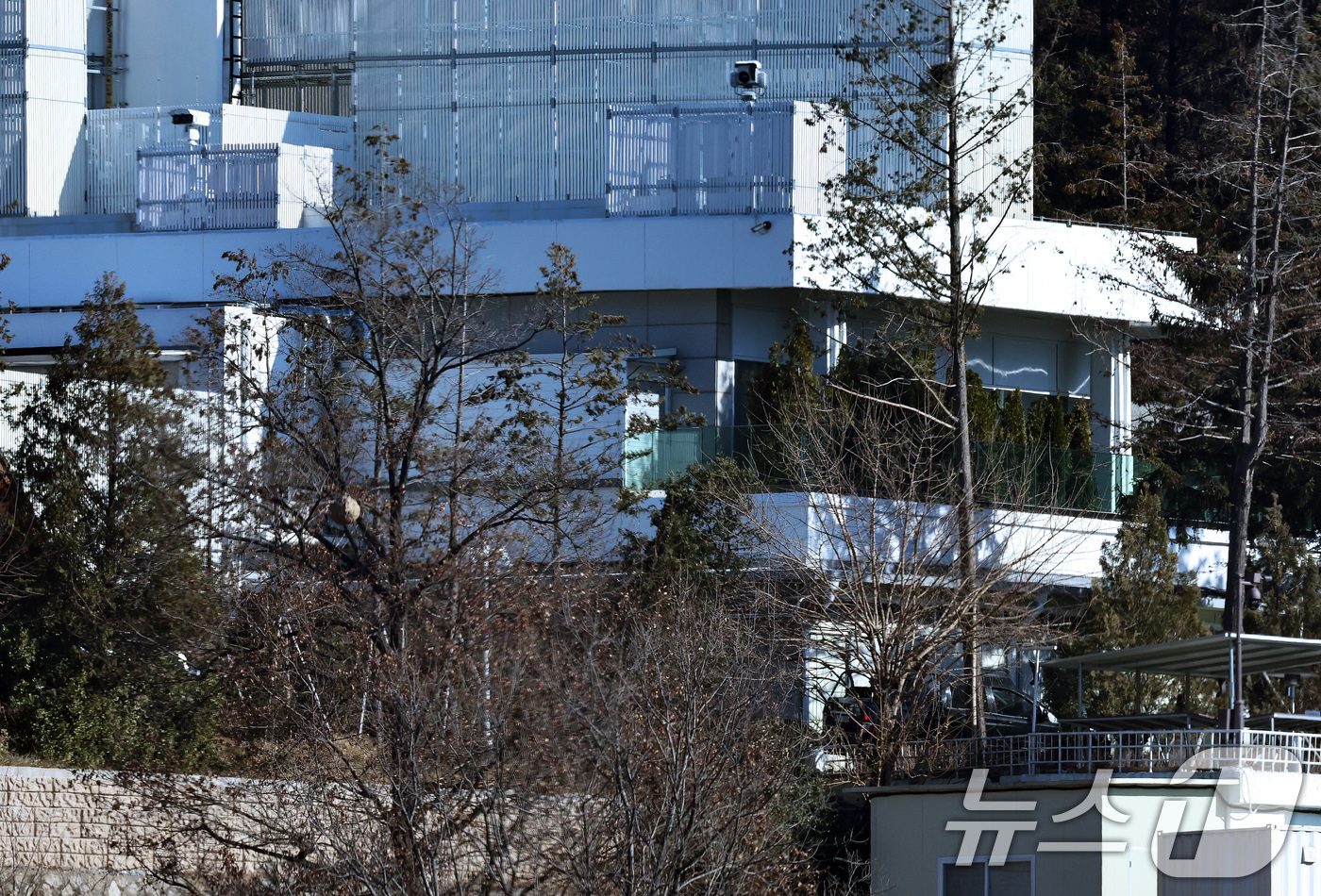 (서울=뉴스1) 구윤성 기자 = 31일 서울 용산구 한남동 대통령 관저에 육군 소속 픽업트럭이(사진 오른쪽 하단) 이동하고 있다.법원은 이날 '12·3비상계엄 사태'에서 내란 우두 …