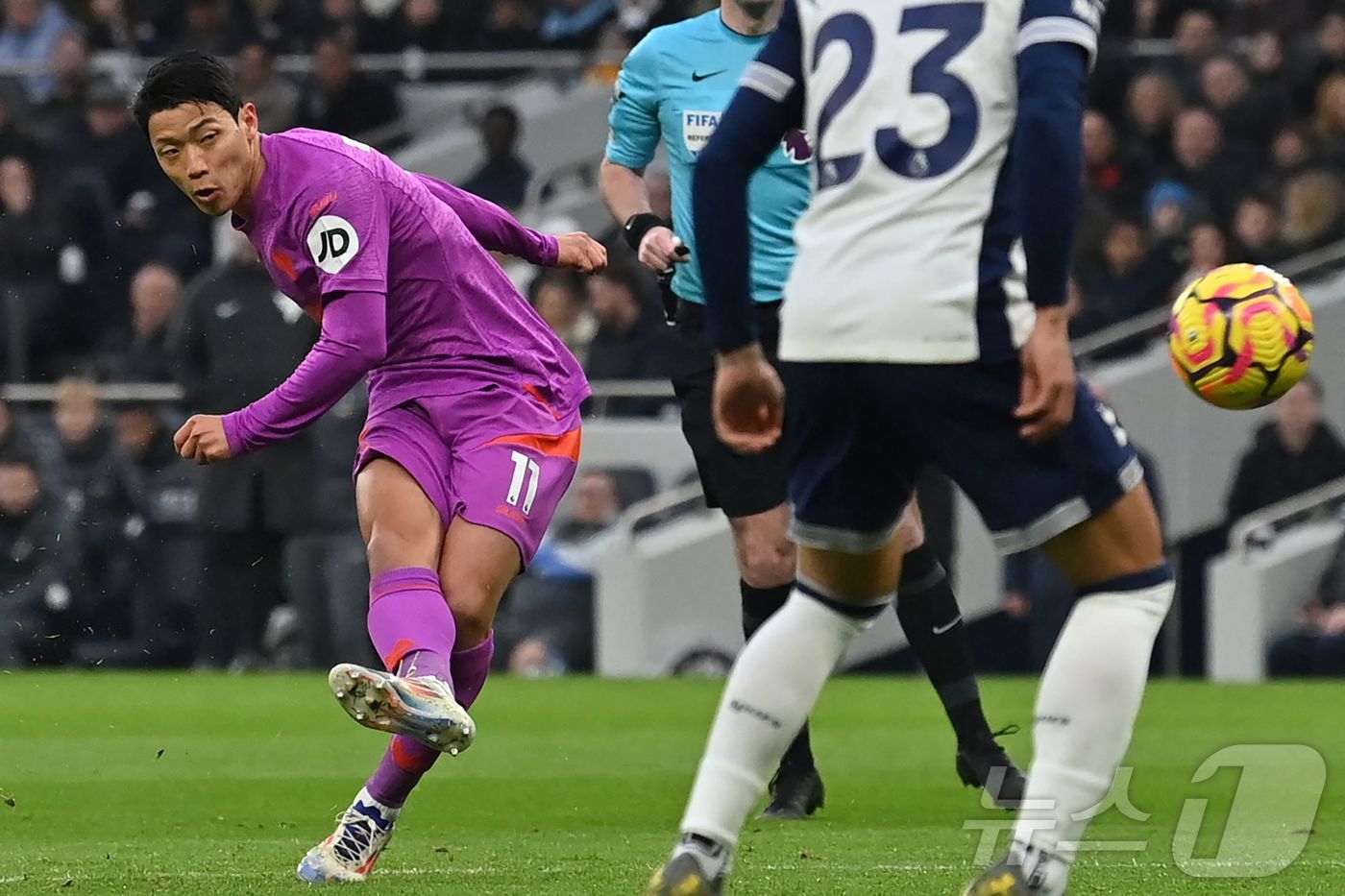 본문 이미지 - 토트넘을 상대로 골을 터뜨리는 황희찬(왼쪽) ⓒ AFP=뉴스1
