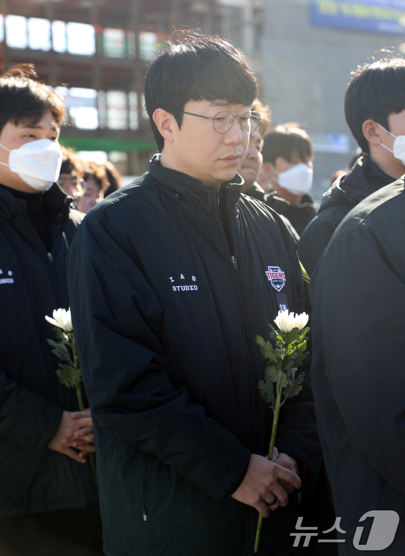 (광주=뉴스1) 이수민 기자 = 무안 제주항공 참사 사흘째인 31일 광주 동구 5·18민주광장에 마련된 합동 분향소에서 KIA타이거즈 양현종 선수가 국화꽃을 들고 있다. 2024. …