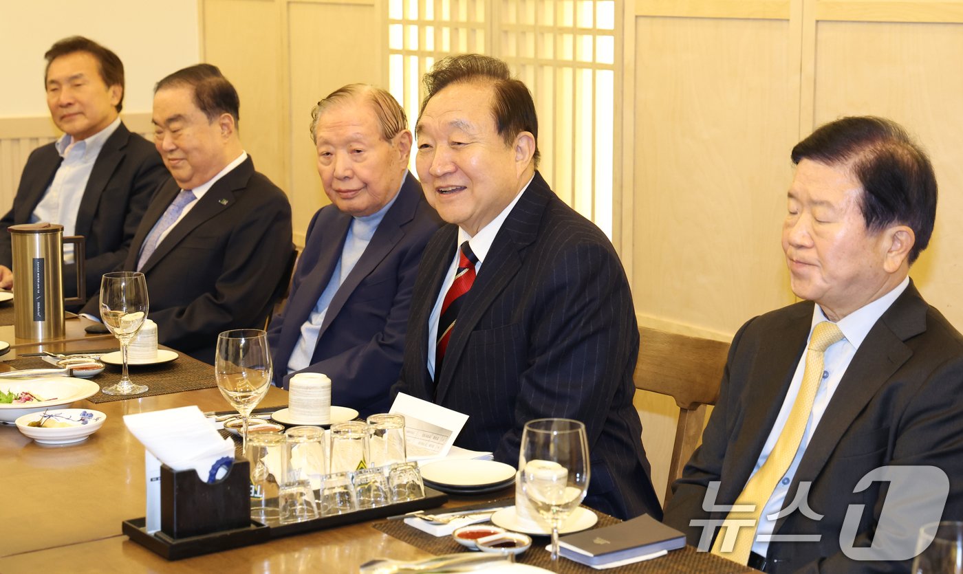 본문 이미지 - 정대철 대한민국헌정회 회장이 31일 서울 영등포구 여의도 한 식당에서 열린 전 국회의장·국무총리·정당 대표 초청 긴급 간담회에서 발언을 하고 있다. 2024.12.31/뉴스1 ⓒ News1 송원영 기자