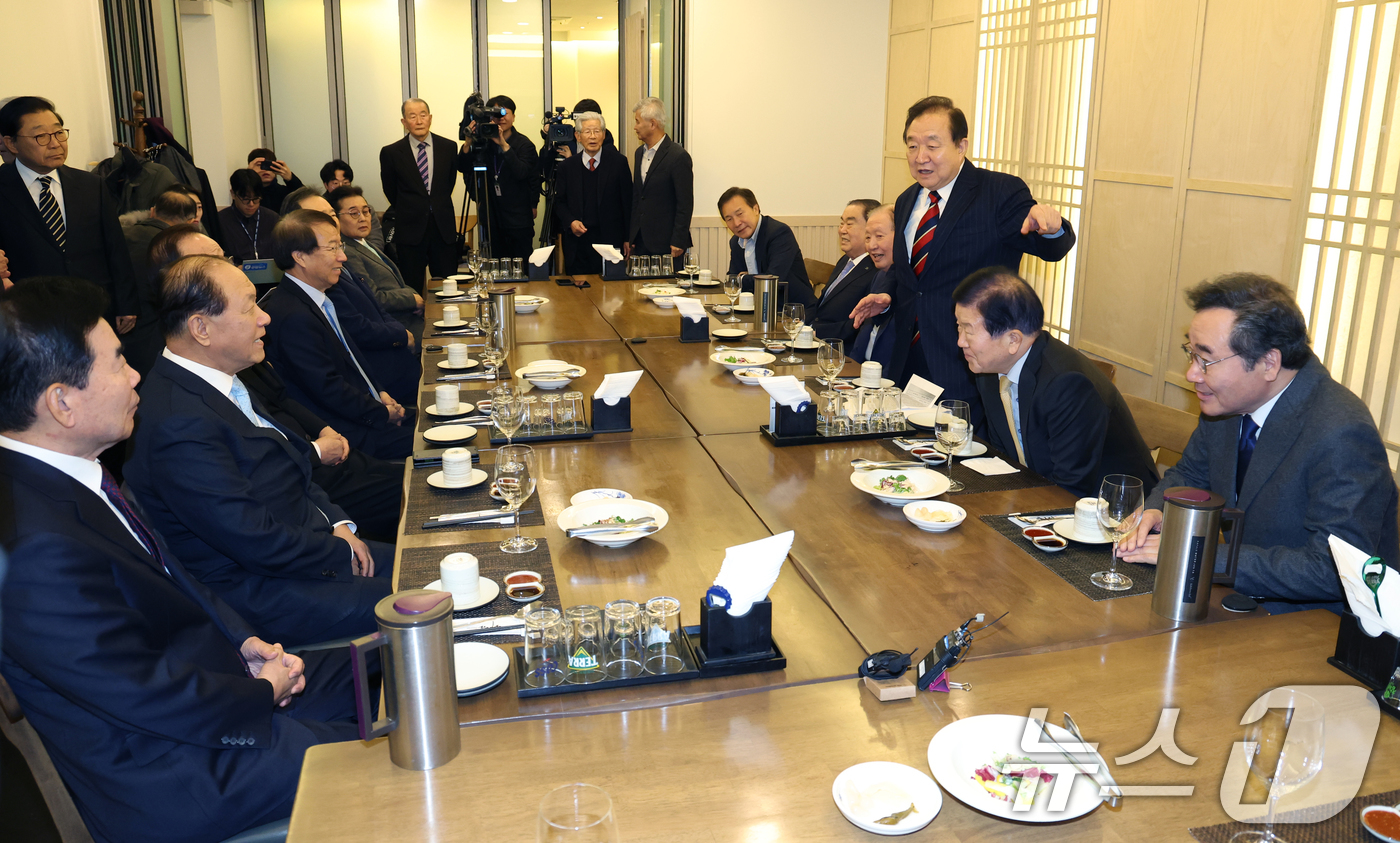 (서울=뉴스1) 송원영 기자 = 정대철 대한민국헌정회 회장이 31일 서울 영등포구 여의도 한 식당에서 열린 전 국회의장·국무총리·정당 대표 초청 긴급 간담회에서 발언을 하고 있다. …