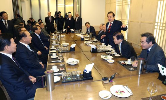 정치 원로들 "5년 단임제, 제왕·식물 대통령만 나와, 개헌해야"(종합)