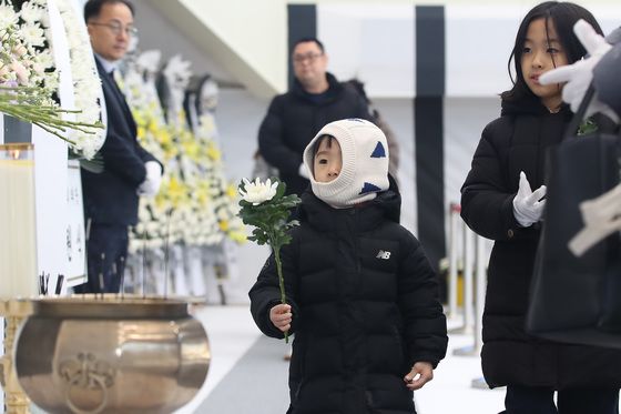 "가족여행의 좋은 추억만 갖고 편히 쉬시길"…눈물의 '조문'