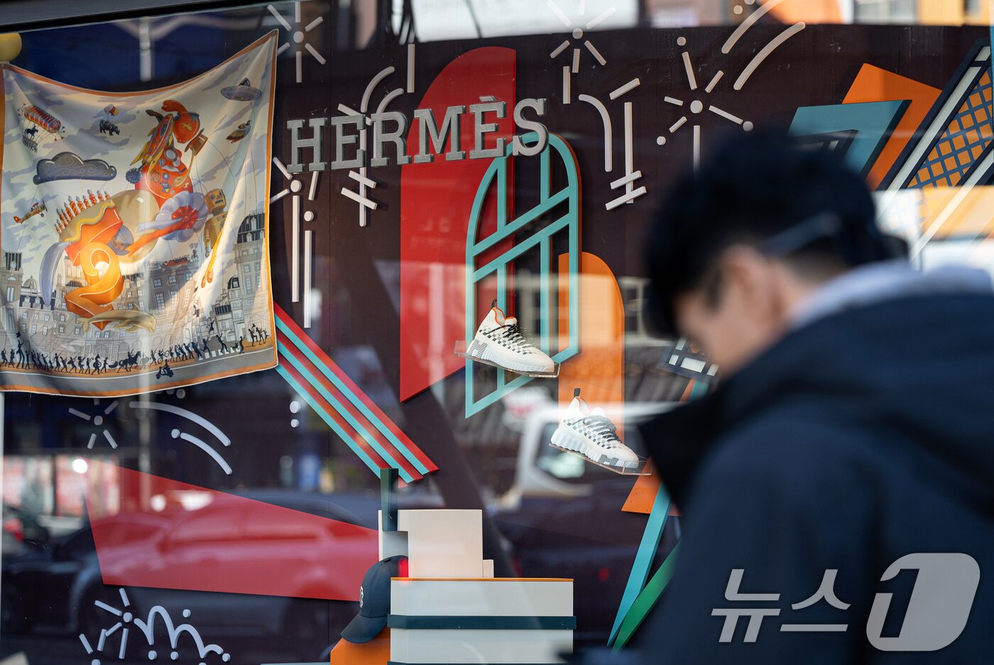 본문 이미지 - 31일 서울 중구 신세계백화점 본점 외벽에 에르메스 제품 등이 전시돼 있다. 2024.12.31/뉴스1 ⓒ News1 이승배 기자
