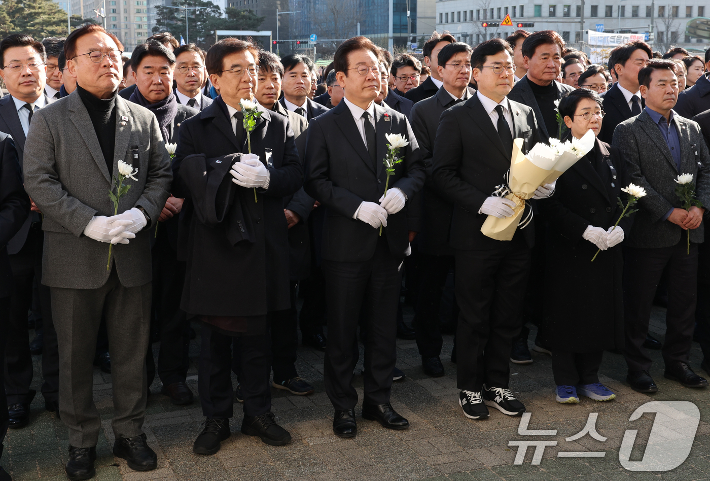 (서울=뉴스1) 송원영 기자 = 이재명 더불어민주당 대표와 박찬대 원내대표를 비롯한 의원들이 31일 오후 서울 여의도 국회 합동분향소에서 제주항공 여객기 사고 희생자 합동분향소를 …