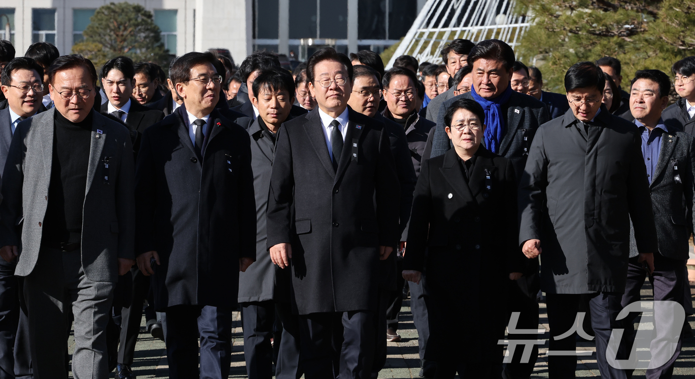 (서울=뉴스1) 송원영 기자 = 이재명 더불어민주당 대표를 비롯한 의원들이 31일 오후 서울 여의도 국회 합동분향소에서 제주항공 여객기 사고 희생자 합동분향소에서 조문을 위해 이동 …