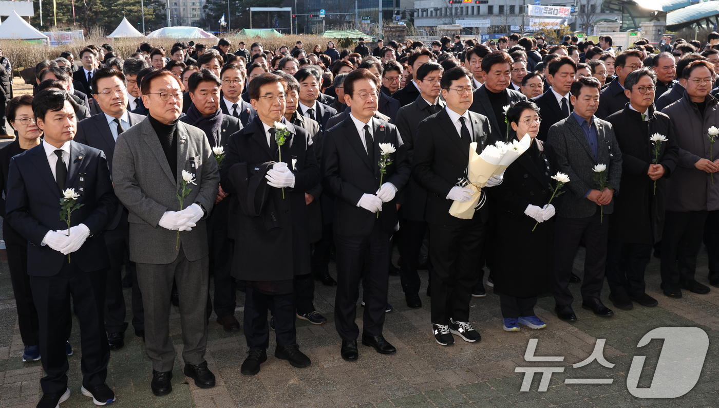 (서울=뉴스1) 송원영 기자 = 이재명 더불어민주당 대표와 박찬대 원내대표를 비롯한 의원들이 31일 오후 서울 여의도 국회 합동분향소에서 제주항공 여객기 사고 희생자 합동분향소를 …