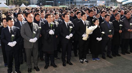 민주당, 제주항공 여객기 사고 희생자 합동분향소 조문