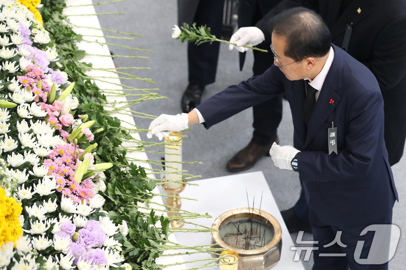 홍준표 대구시장이 31일 오후 대구 달서구 두류공원 안병근올림픽기념유도관에 마련된 &#39;제주항공 여객기 사고 희생자 합동분향소&#39;를 찾아 헌화하고 있다. 2024.12.31/뉴스1 ⓒ News1 공정식 기자