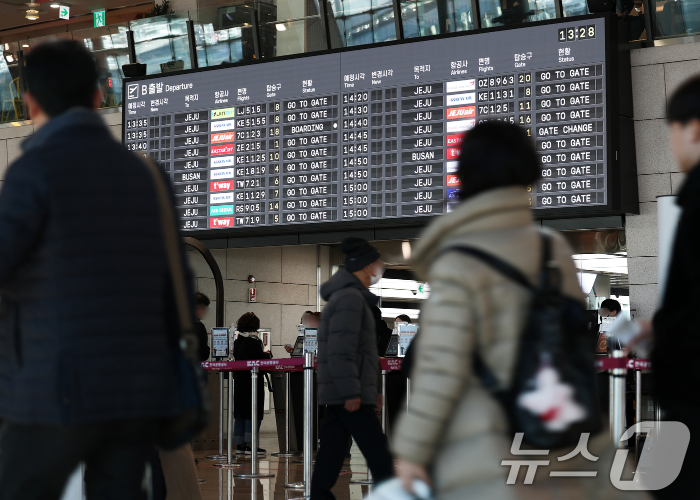 (서울=뉴스1) 오대일 기자 = 전남 무안국제공항 제주항공 여객기 참사 사흘째인 31일 오후 서울 강서구 김포국제공항 국내선 청사에서 승객들이 탑승 수속을 밟고 있다.여행·관광 업 …