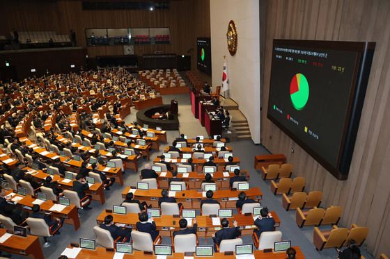 '내란 국정조사' '국가범죄 시효 배제'…올해 마지막 본회의 통과(종합)