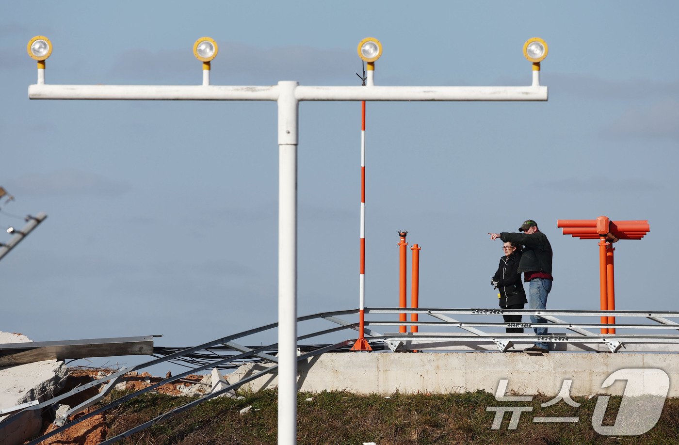 본문 이미지 - 31일 오후 전남 무안국제공항 제주항공 여객기 참사 현장에서 미국 연방항공청, 교통안전위원회, 보잉 등 한미합동조사 관계자들이 사고 여객기와 충돌로 부서진 방위각 시설&#40;로컬라이저&#41; 등을 조사하고 있다. 2024.12.31/뉴스1 ⓒ News1 김민지 기자