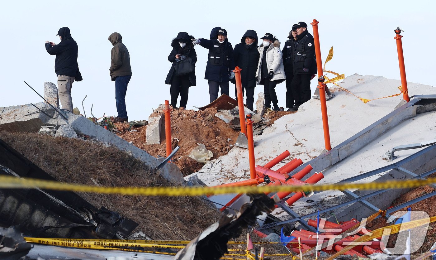 31일 오전 전남 무안국제공항 제주항공 여객기 참사 현장에서 미국 연방항공청, 교통안전위원회, 보잉 등 한미합동조사 관계자들이 사고 여객기와 충돌로 부서진 방위각 시설&#40;로컬라이저&#41; 등을 조사하고 있다. 2024.12.31/뉴스1 ⓒ News1 김민지 기자