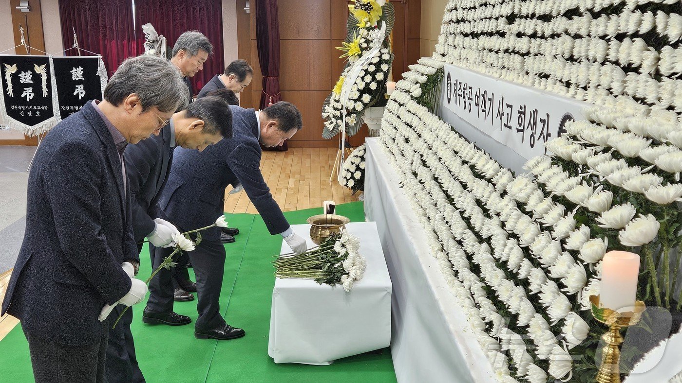 신경호 강원도교육감이 31일 오전 도청 별관 4층 대회의실에 마련된 합동분향소를 찾아 제주항공 여객기 참사 희생자들을 추모하고 있다.2024.12.31 한귀섭 기자