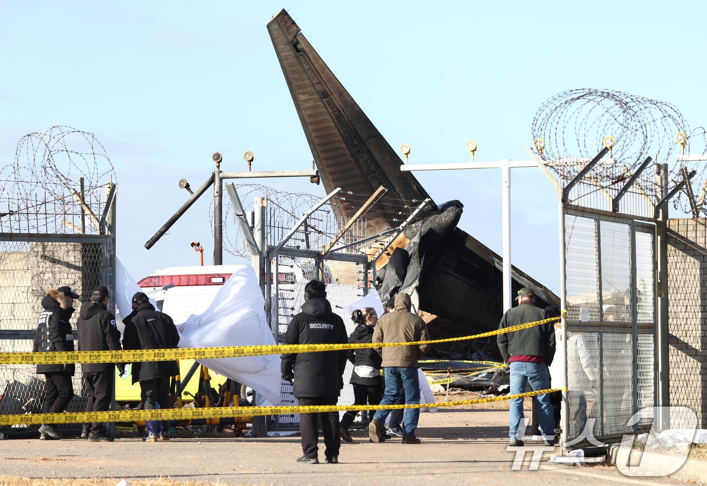 본문 이미지 - 31일 오후 전남 무안국제공항 제주항공 여객기 참사 현장에서 미국 연방항공청, 교통안전위원회, 보잉 등 한미합동조사 관계자들이 사고 여객기와 충돌로 부서진 방위각 시설(로컬라이저) 등을 조사하고 있다. 2024.12.31/뉴스1 ⓒ News1 김민지 기자