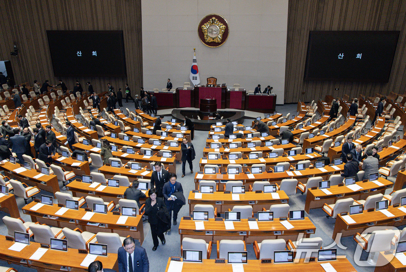 (서울=뉴스1) 이재명 기자 = 31일 오후 서울 여의도 국회 본회의장에서 열린 제420회 국회(임시회) 제3차 본회의가 산회되자 여야 의원들이 본회의장을 나서고 있다. 2024. …