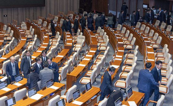 '고교 무상교육 국비 지원' 연장 특례법 국회 통과…이주호 "유감"