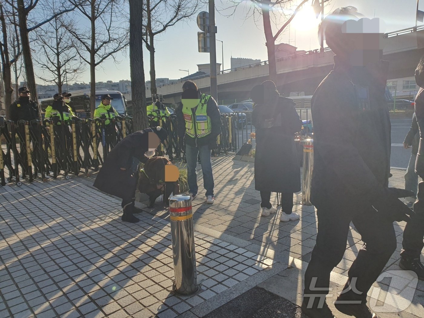 31일 서울 용산구 한남동 대통령 관저 앞에서 찬반 집회에 참가한 시민들이 몸싸움을 벌였다. 한 70대 남성에 의해 여성이 밀쳐졌고, 나무에 부딛힌 뒤 바닥에 쓰러졌다. ⓒ 뉴스1 정윤미 기자