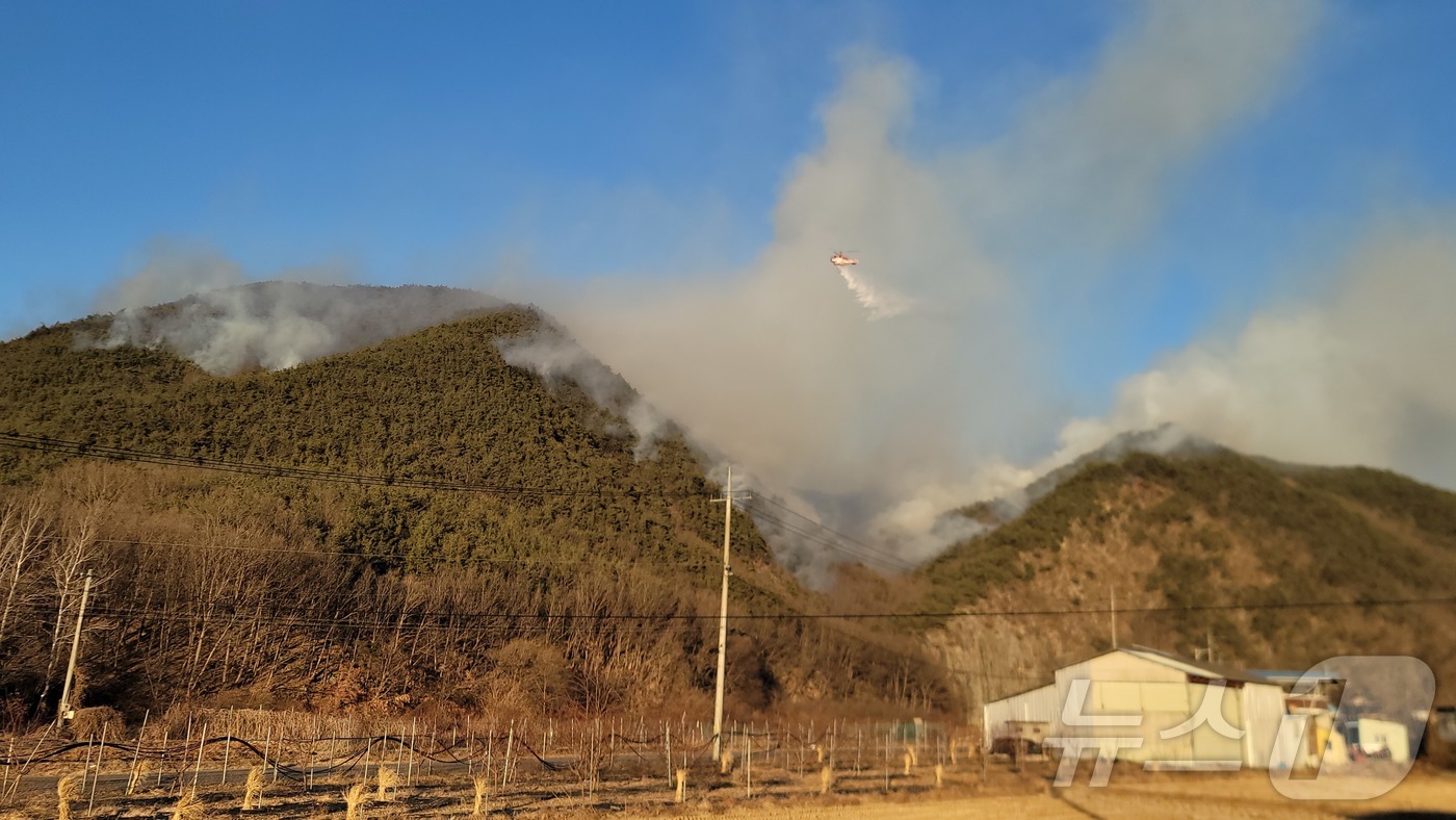 (대구=뉴스1) 이성덕 기자 = 31일 오후 2시15분쯤 대구 군위군 삼국유사면 화북리의 야산에서 화재가 발생해 소방·산림 당국이 헬기 17대를 투입해 진화작업을 하고 있다.산불 …