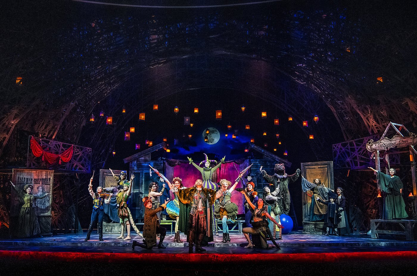 본문 이미지 - 뮤지컬 &#39;웃는 남자&#39; 2022년 공연 사진&#40;EMK뮤지컬컴퍼니 제공&#41;