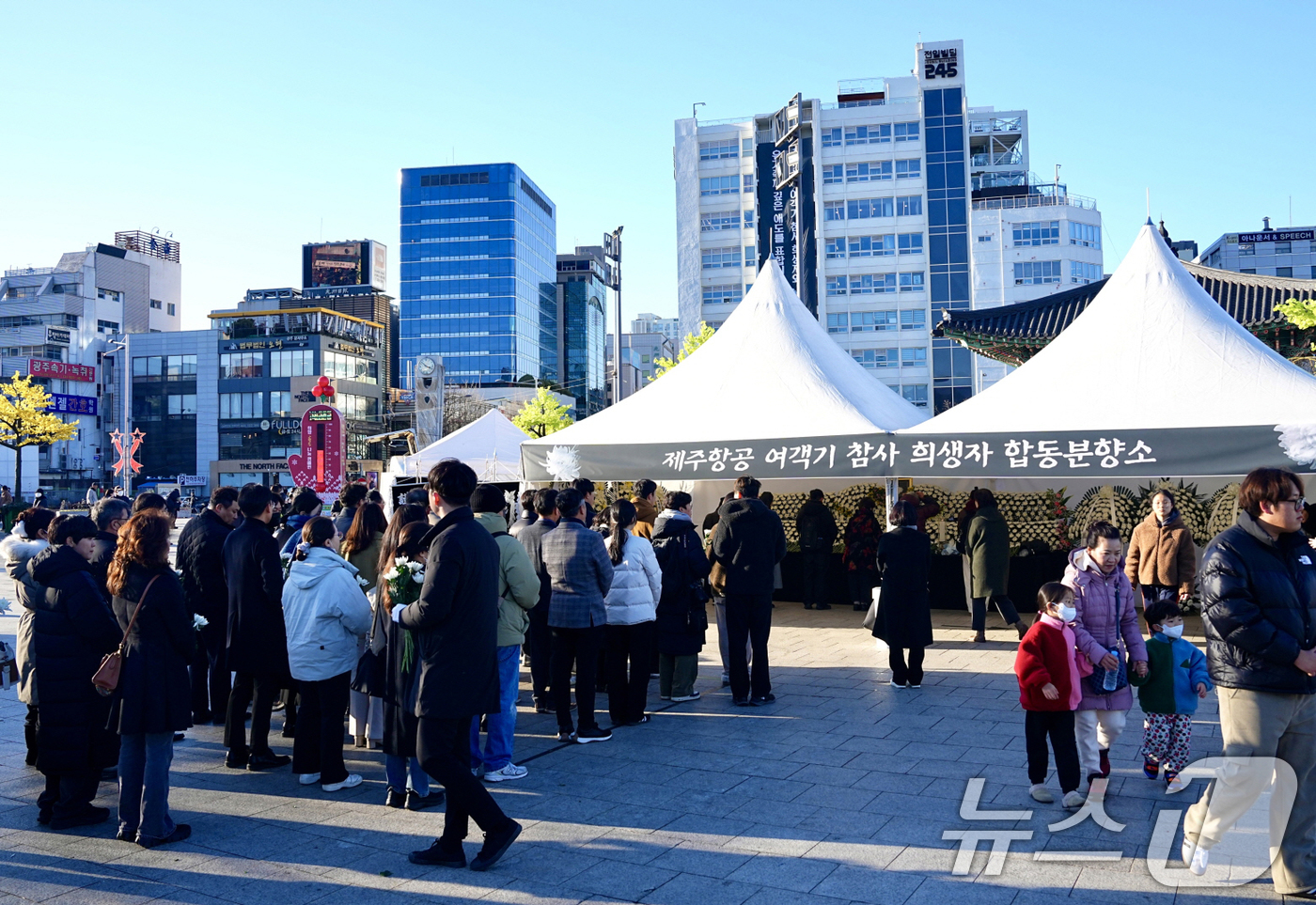 (광주=뉴스1) 박준배 기자 = 31일 오후 동구 5·18민주광장에 마련된 ‘제주항공 여객기 참사 희생자 합동분향소’를 찾은 시민들이 희생자를 추모하고 있다.(광주시 제공)2024 …