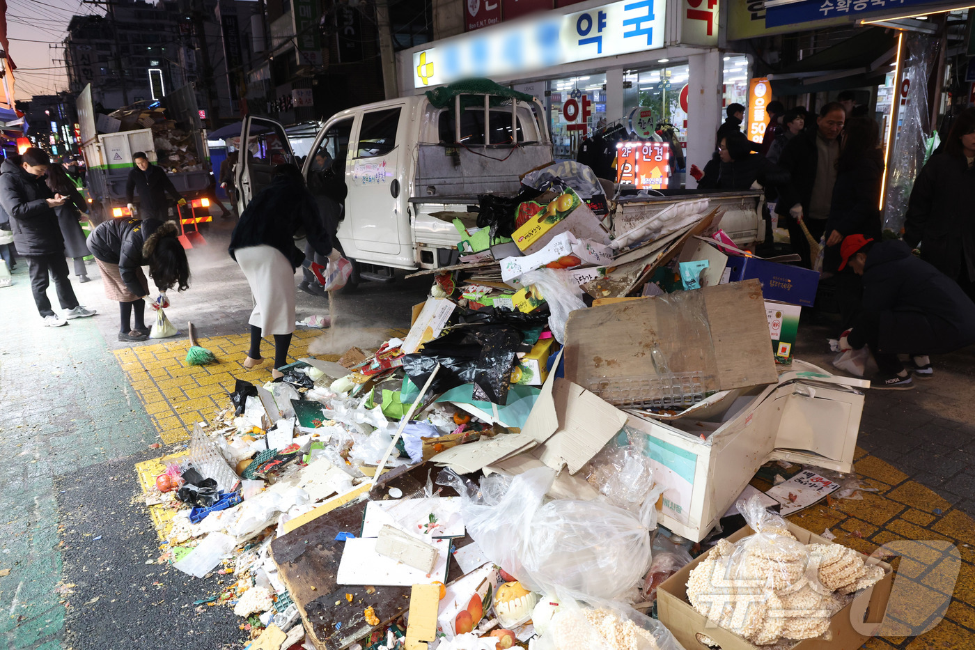 (서울=뉴스1) 김명섭 기자 = 31일 오후 서울 양천구 목동깨비시장에 차량이 돌진해 관계자들이 사고 수습작업을 하고 있다.경찰과 소방에 따르면 이날 오후 4시 18분에 서울 양천 …