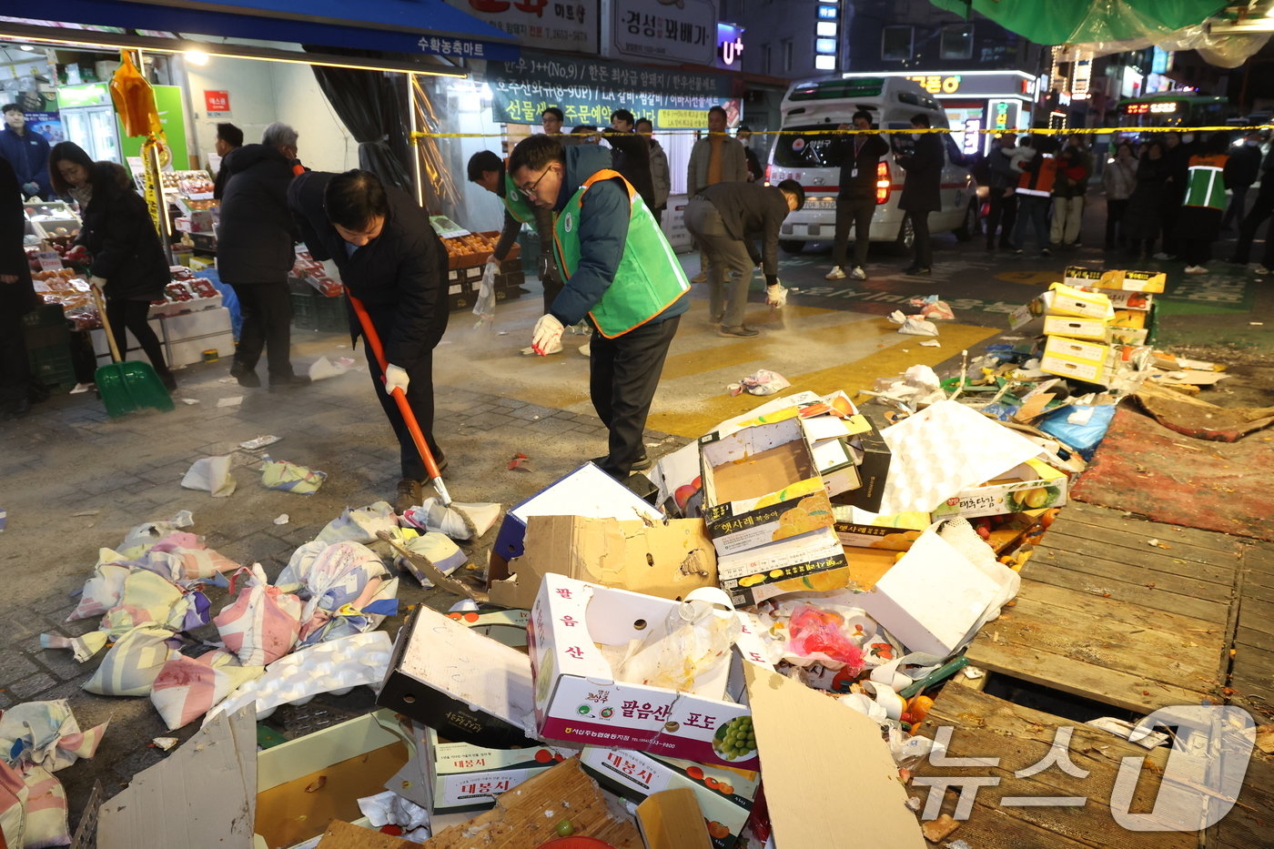 31일 서울 양천구 목동깨비시장에 차량이 돌진해 관계자들이 사고 수습작업을 하고 있다.  2024.12.31/뉴스1 ⓒ News1 김명섭 기자