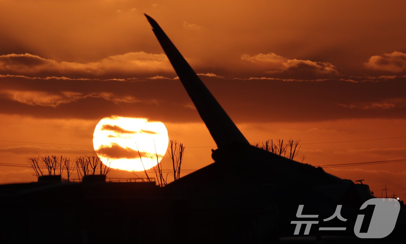 본문 이미지 - 31일 전남 무안국제공항 제주항공 여객기 참사 현장에서 2024년 마지막 해가 지고 있다. 2024.12.31/뉴스1 ⓒ News1 김성진 기자