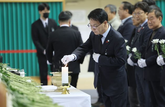 심덕섭 고창군수, 무안공항 방문해 지역 연고 희생자 유가족 위로