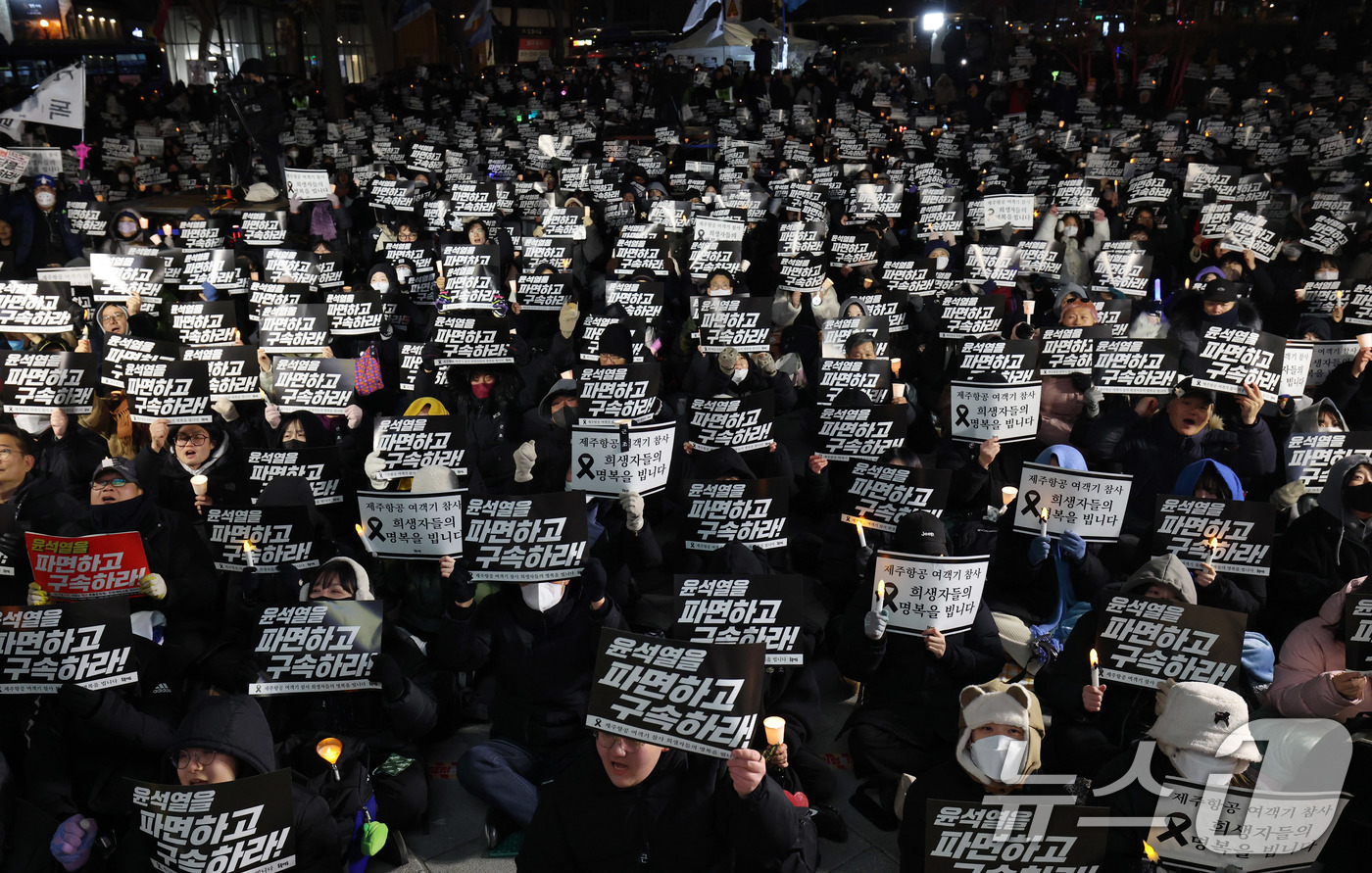 (서울=뉴스1) 박세연 기자 = 31일 오후 서울 종로구 열린송현녹지광장 앞에서 열린 ‘윤석열 파면 국힘당 해산 촛불문화제’에 참석한 시민들이 구호를 외치고 있다. 2024.12. …