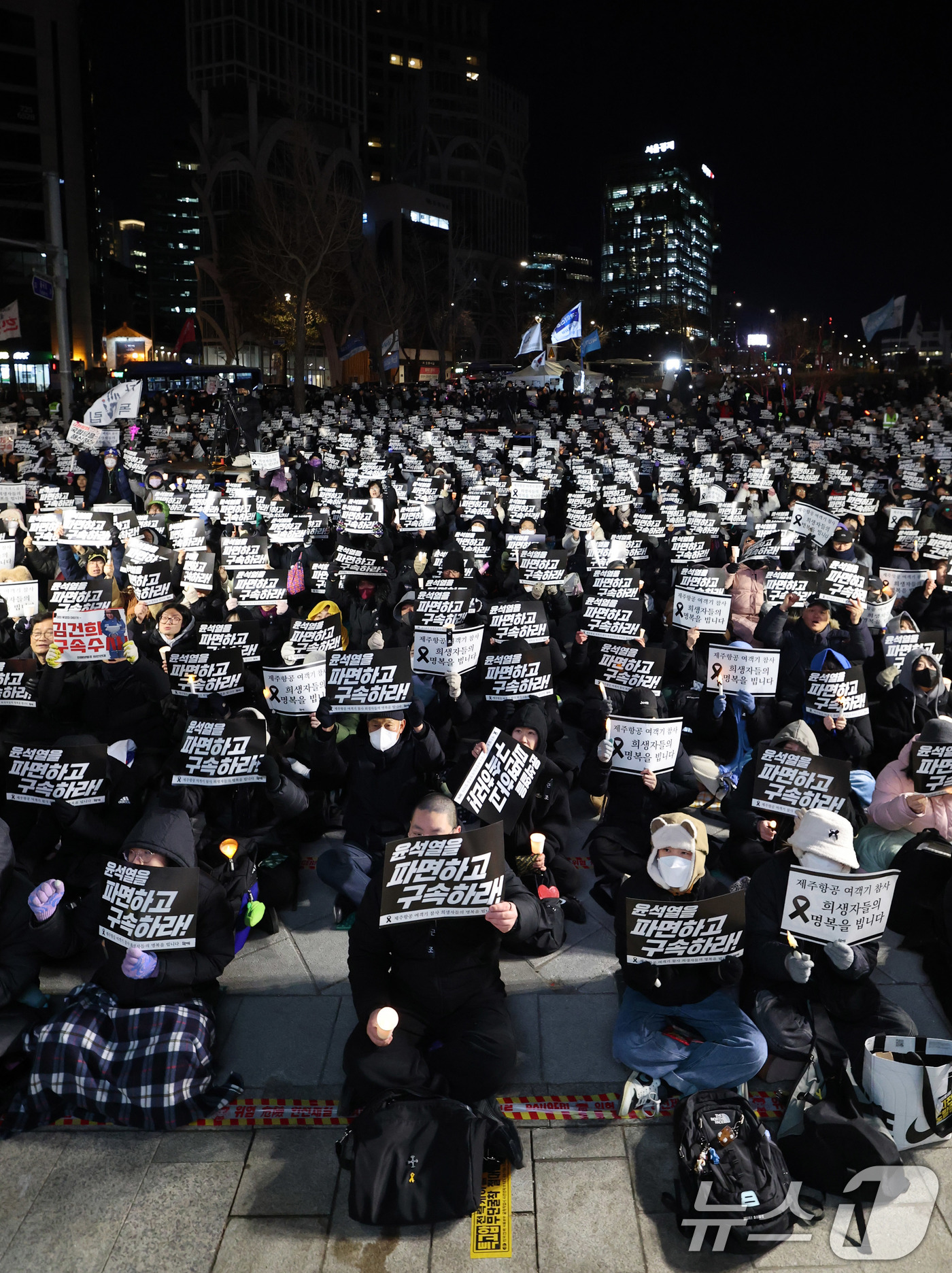 (서울=뉴스1) 박세연 기자 = 31일 오후 서울 종로구 열린송현녹지광장 앞에서 열린 ‘윤석열 파면 국힘당 해산 촛불문화제’에 참석한 시민들이 구호를 외치고 있다. 2024.12. …