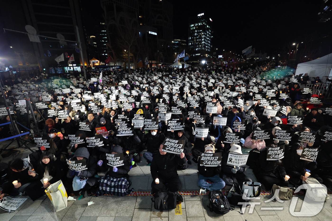 (서울=뉴스1) 박세연 기자 = 31일 오후 서울 종로구 열린송현녹지광장 앞에서 열린 ‘윤석열 파면 국힘당 해산 촛불문화제’에 참석한 시민들이 구호를 외치고 있다. 2024.12. …