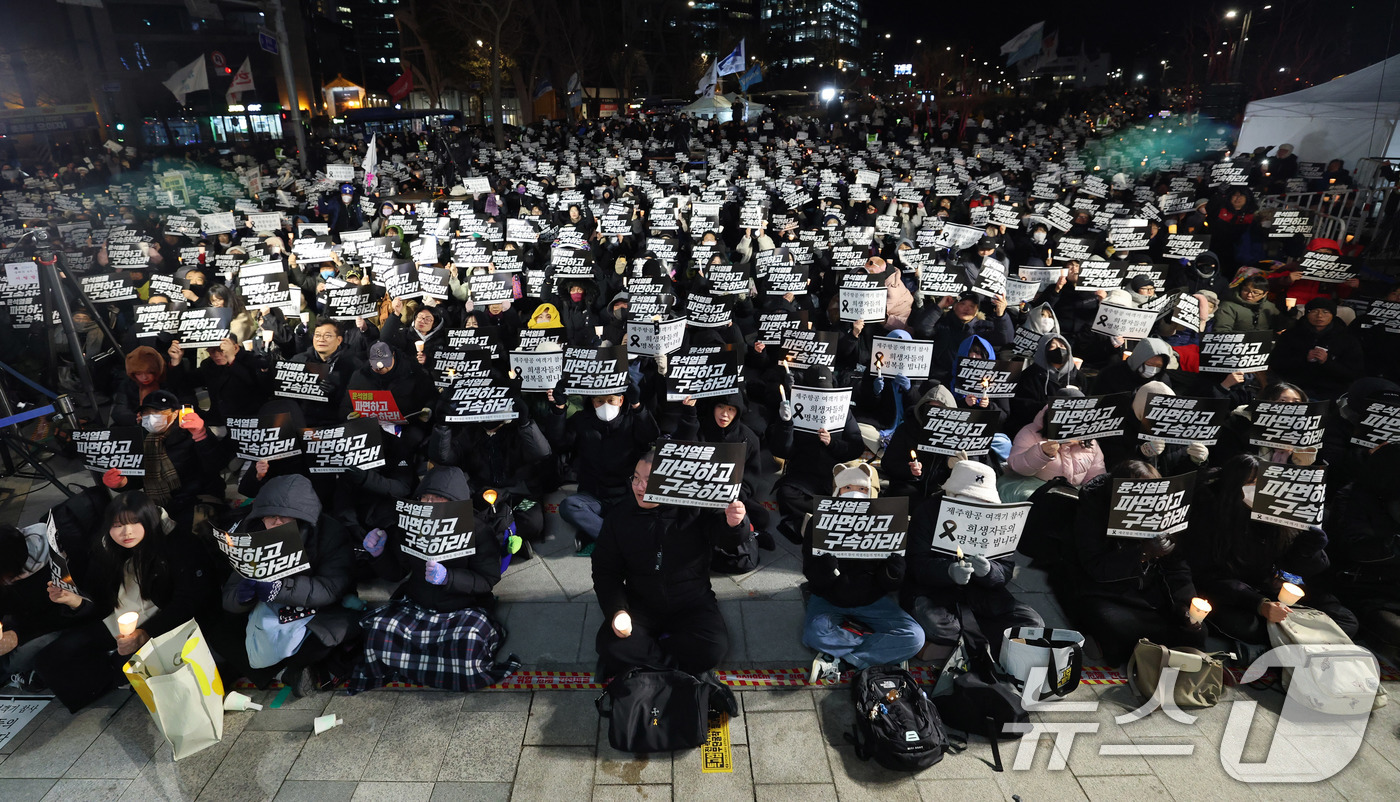 (서울=뉴스1) 박세연 기자 = 31일 오후 서울 종로구 열린송현녹지광장 앞에서 열린 ‘윤석열 파면 국힘당 해산 촛불문화제’에 참석한 시민들이 구호를 외치고 있다. 2024.12. …