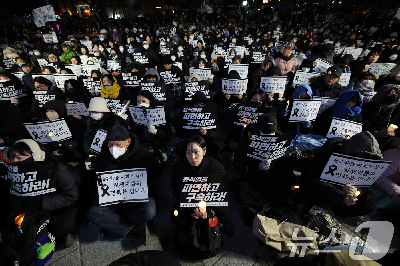 (서울=뉴스1) 박세연 기자 = 31일 오후 서울 종로구 열린송현녹지광장 앞에서 열린 ‘윤석열 파면 국힘당 해산 촛불문화제’에 참석한 시민들이 구호를 외치고 있다. 2024.12. …