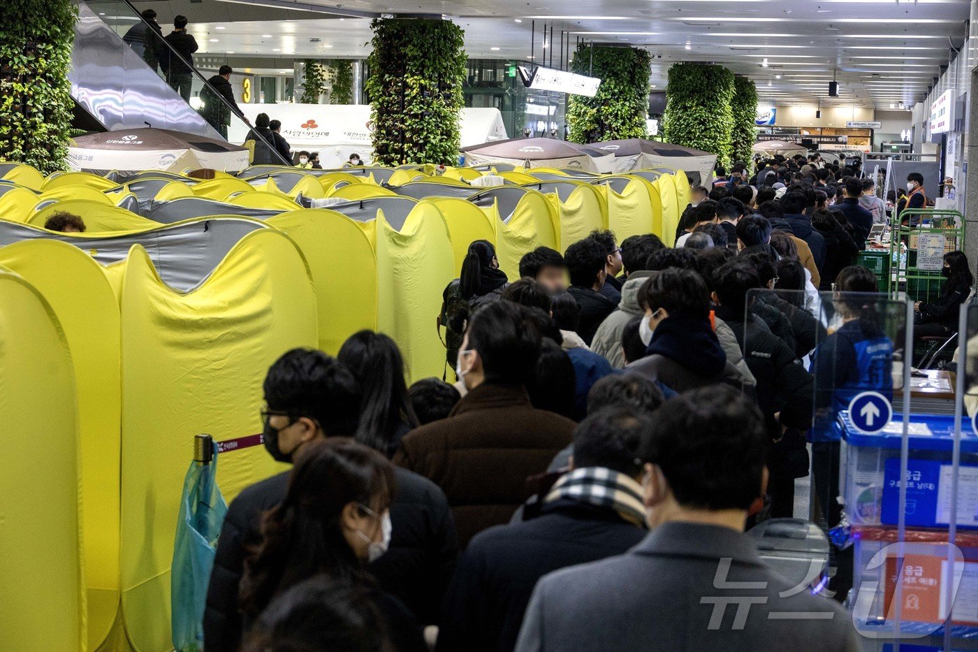 본문 이미지 - 31일 전남 무안국제공항에 마련된 분향소에서 유가족들이 조문하기 위해 줄 서 있다. (공동취재) 2024.12.31/뉴스1 ⓒ News1 김민지 기자