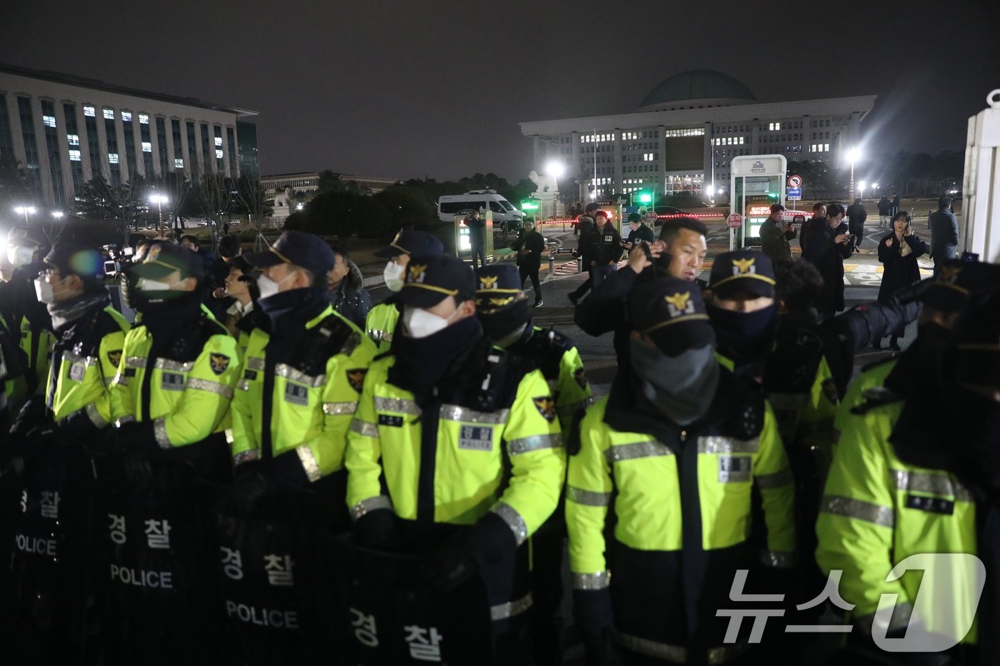 윤석열 대통령이 전격적으로 계엄령을 선포한 3일 밤 서울 여의도 국회 정문 앞에서 경찰병력이 출입을 통제하고 있다.2024.12.3/뉴스1 ⓒ News1 이광호 기자